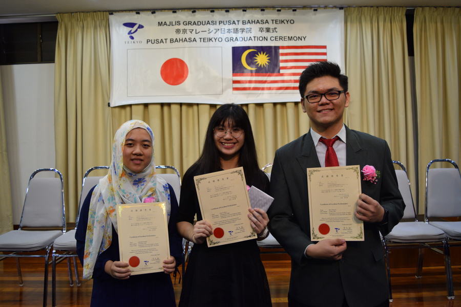 The Graduation Ceremony for private students | Pusat Bahasa Teikyo